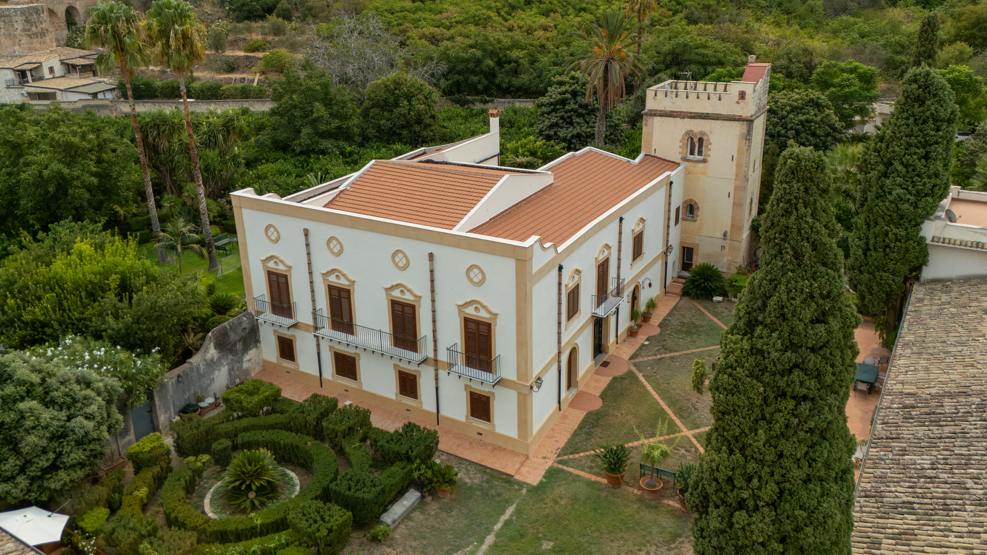 Veduta aerea di Villa Naselli e del suo giardino